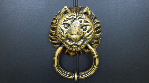 Cast aluminum tiger head-shaped gate handle