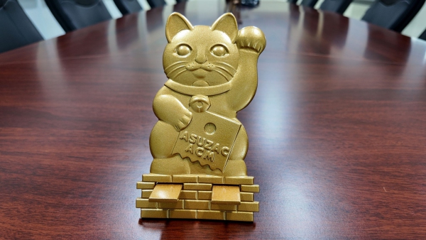 The cast aluminum phone holder is an interesting and unique accessory product, designed to meet the needs of using mobile phones in many different situations. This product is usually made from high quality cast aluminum, helping to increase durability and stability when placing the phone. The cast aluminum phone holder has 2 designs: lucky cat motif and Samurai motif.