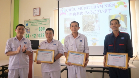 Lễ Trao Giấy Khen và Kỷ Niệm Chương cho Nhân Viên Thâm Niên 10 năm