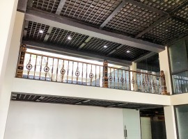 Ban công cầu thang chùa Tam Chúc