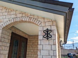 Công trình vật trang trí đầu hồi mái hiên nhà ở...