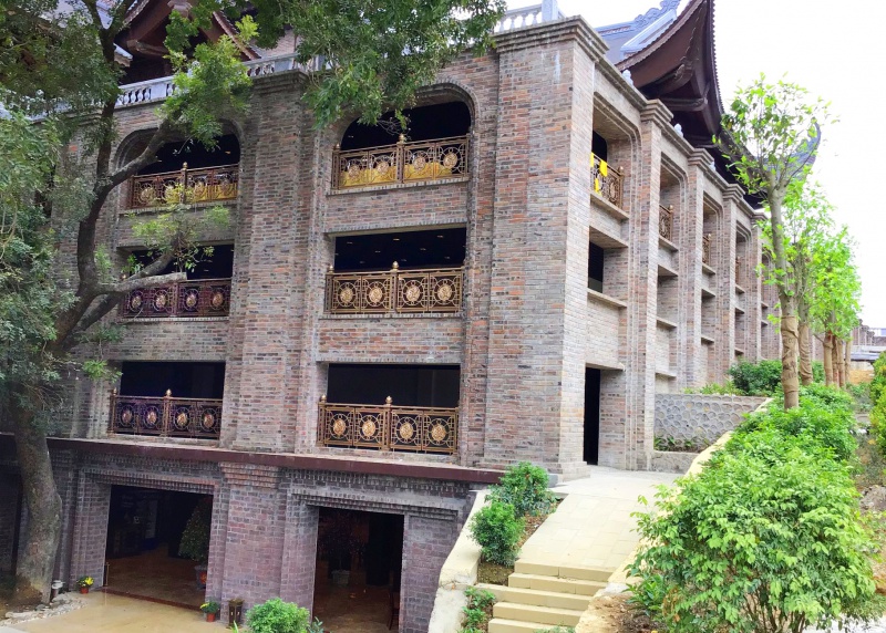 Ban công lan can nhôm đúc chùa tam chúc