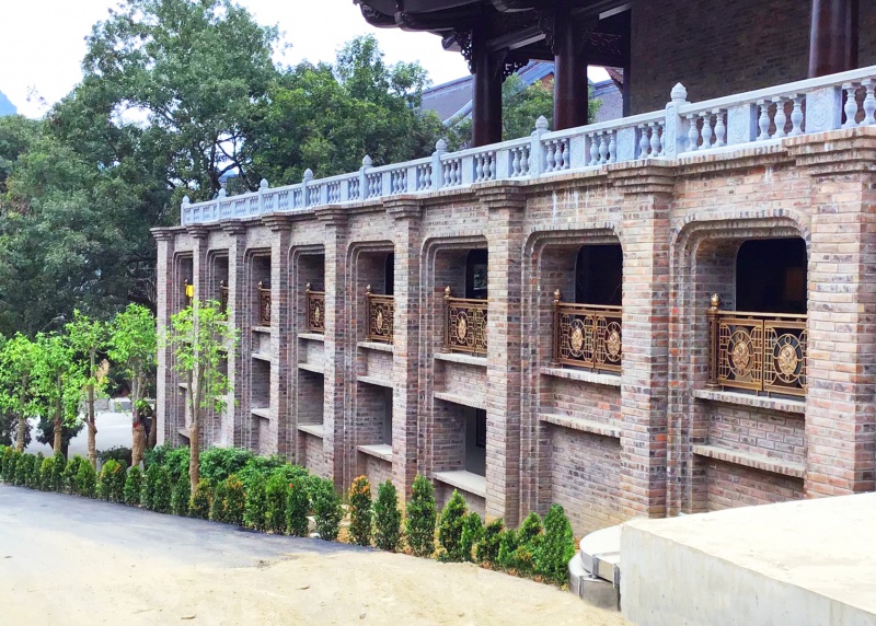 Ban công lan can nhôm đúc chùa tam chúc