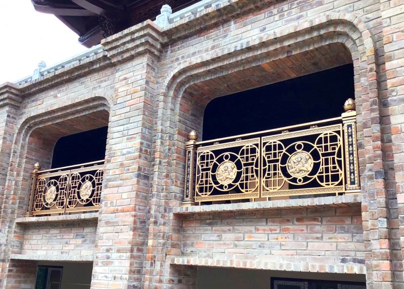 Ban công lan can nhôm đúc chùa tam chúc