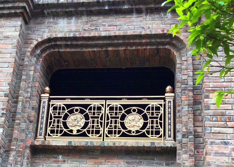 Ban công lan can nhôm đúc chùa tam chúc