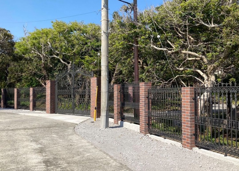 Cast aluminum gate/fence construction. Shirahama School Annex Building “Chouo Garan”, Shirahama Town, Minamiboso City, Chiba Prefecture