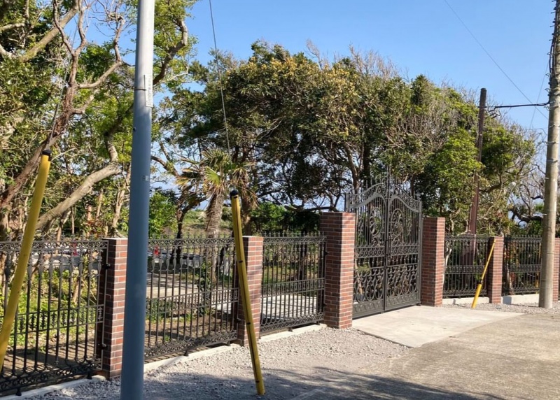 Công trình cổng/hàng rào nhôm đúc. Tòa nhà phụ của trường Shirahama “Chouo Garan”, Thị trấn Shirahama, Thành phố Minamiboso, Tỉnh Chiba