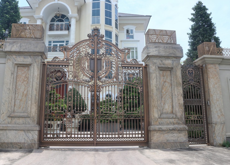 Cổng Nhôm Đúc Buckingham và Ban Công Nhôm Đúc Mirror Tại Tân Uyên - Bình Dương