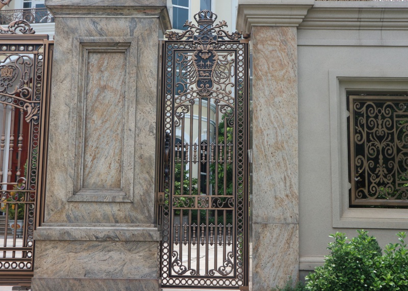 Cổng Nhôm Đúc Buckingham và Ban Công Nhôm Đúc Mirror Tại Tân Uyên - Bình Dương