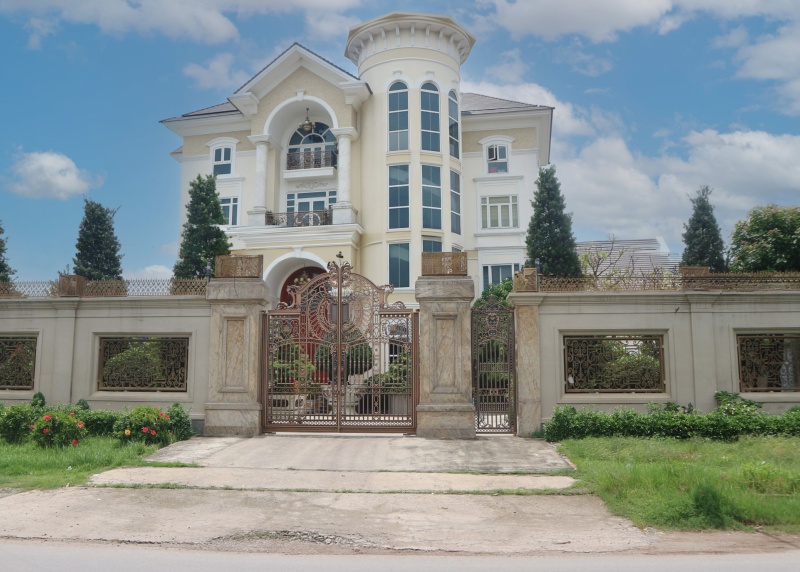 Cổng Nhôm Đúc Buckingham và...