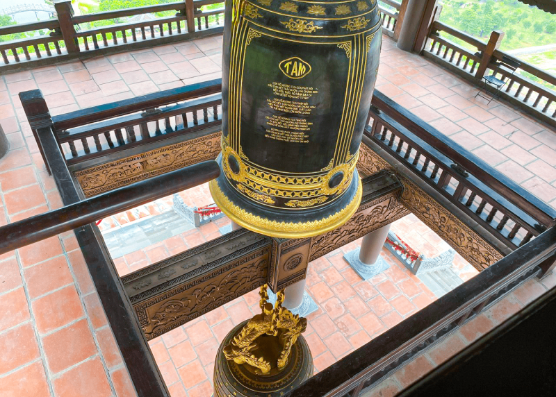 Bô Hoa Văn Dầm Treo Chuông Nhôm Đúc Ở Tháp Chuông Chùa Tam Chúc