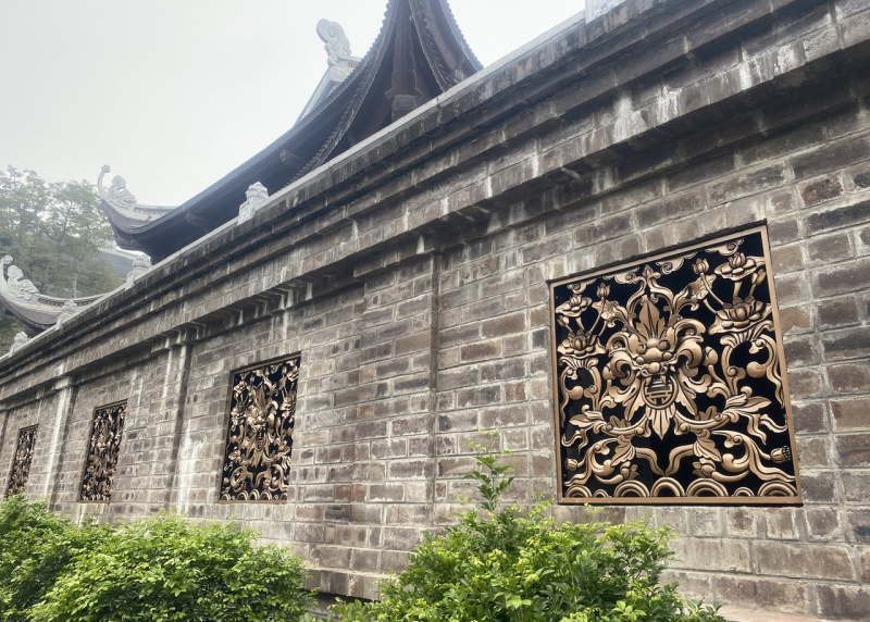 Lan Can - Cầu Thang Và Ô Gió Nhôm Đúc Tại Chùa Tam Chúc