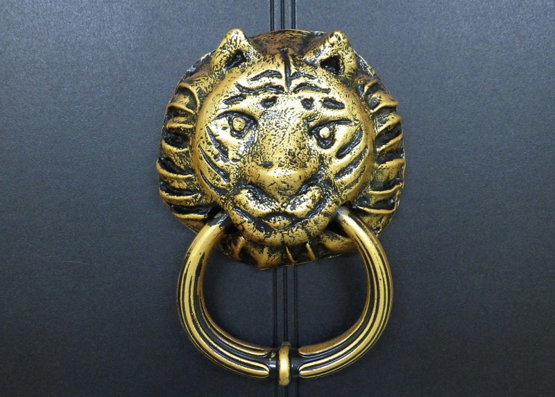 Cast aluminum tiger head-shaped gate handle