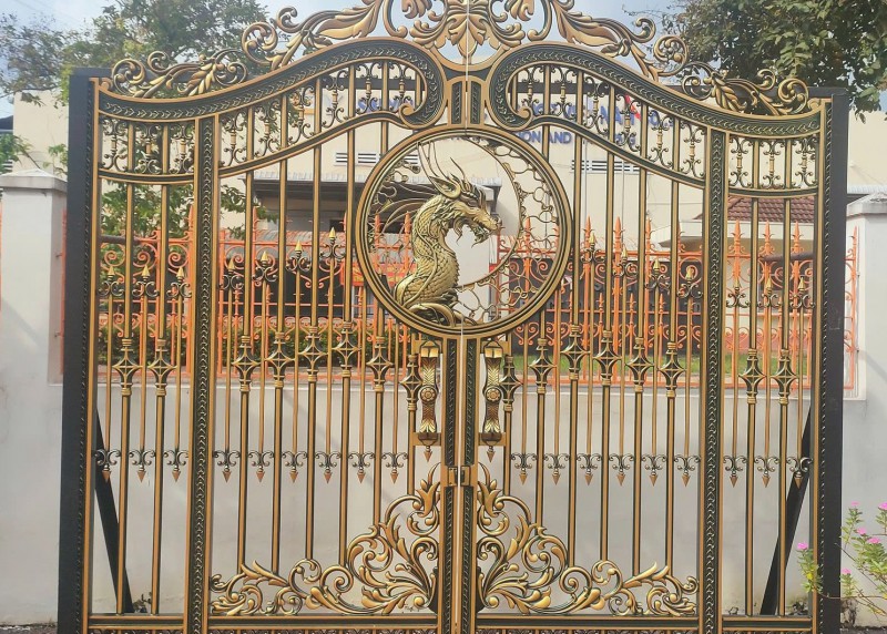 CAST ALUMINUM GATE DRAGON...
