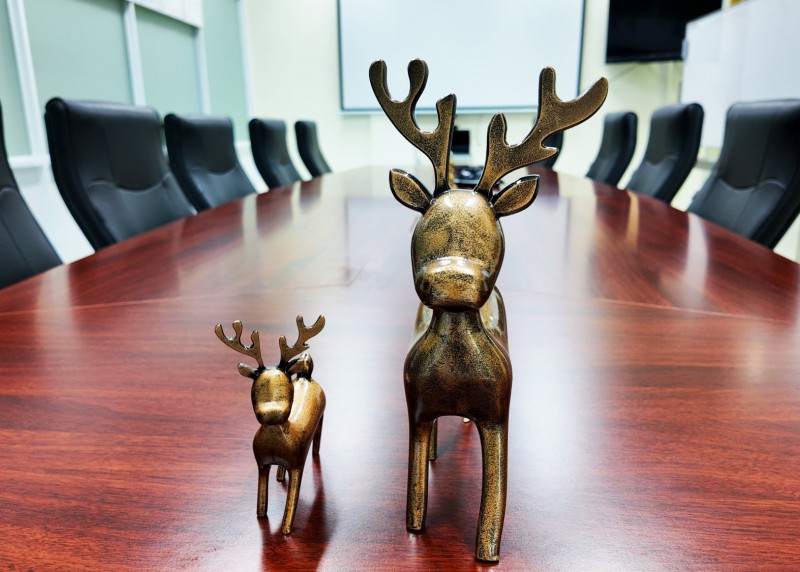 CAST ALUMINUM STATUE IN THE SHAPE OF DEER